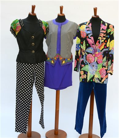 GIANNI VERSACE, ISTANTELotto composto da due completi multicolor, uno con...