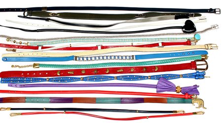 Lotto di ventuno cinture basse in materiali, forme, colori differenti (lievi...