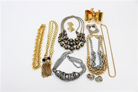 Lotto in metallo color argento e oro composto da bracciale rigido, sei...