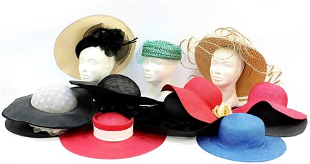 MARINES, CACHAREL e anonimiLotto di dodici cappelli estivi di forme, colori,...