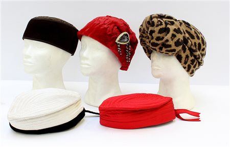 VALENTINO Lotto di 5 cappelli invernali di fogge, tessuti e colori differenti