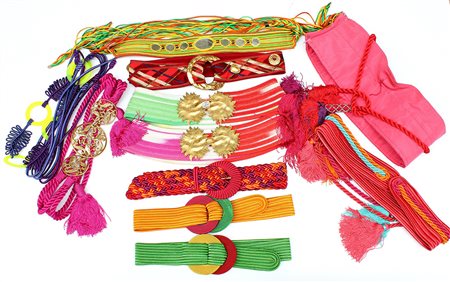 Loto di dieci cinture, tutte in tessuto, forme, dimensioni differenti, colori...