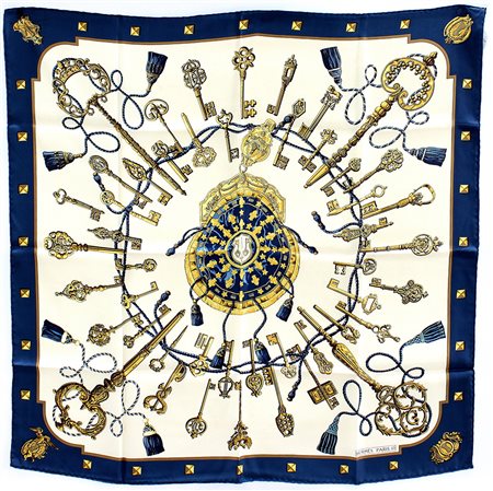 HERMÈS Foulard in seta "Clefs", Cathy Latham 1965, bluette e oro su fondo...