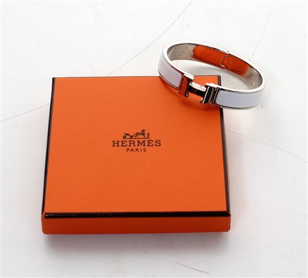 HERMÈS Bracciale rigido logato in smalto color bianco e metllo color argento,...