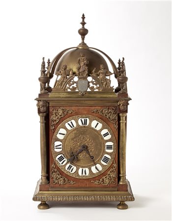 ANONIMOOrologio da appoggio in legno e bronzo su imitazione delle lanterne...
