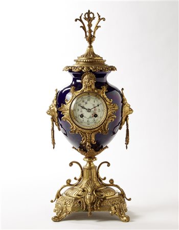 ANONIMOOrologio da appoggio ad anfora in porcellana blu, e bronzoEpoca secolo...