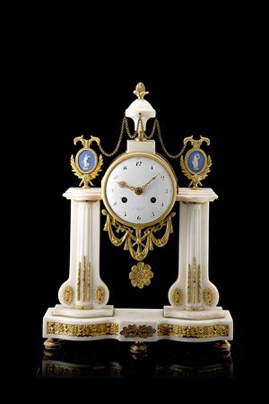 ANONIMOPendola da tavolo a portico in marmo e bronzo decorata da fregi e...