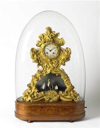 ANONIMO, Francia Pendola in bronzo dorato sormontata da figura di Nettuno,...