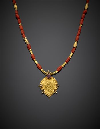 Collier di origine etnica in oro giallo e corallo rosso arancione e centrale...