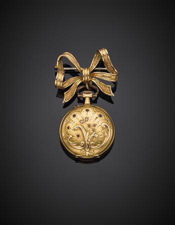 GLOBOSpilla a fiocco in oro giallo cesellato con orologio da tasca pendente...