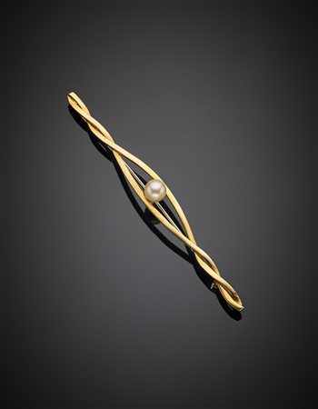 Spilla in oro giallo a barretta intrecciata con perla, g 11,23, lungh. cm...