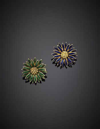 Due spille a fiore in oro giallo, smalti verdi e blu, complessivi g...