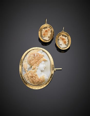 Demi-parure composta da spilla e orecchini con attacco all'antica in oro...