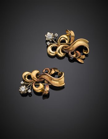 Coppia di spille a volute in oro giallo e bianco con diamanti, g 15,91,...
