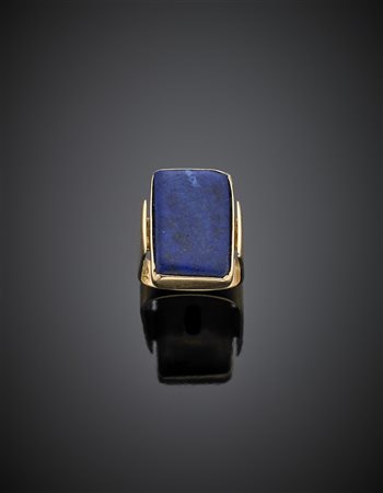 FIORNETTIAnello in oro giallo con sodalite rettangolare cabochon g 8,49...