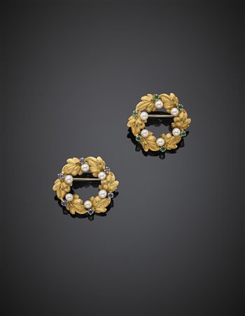 Due spille a ghirlanda in oro giallo, perle, zaffiri e smeraldi, g 11,09,...