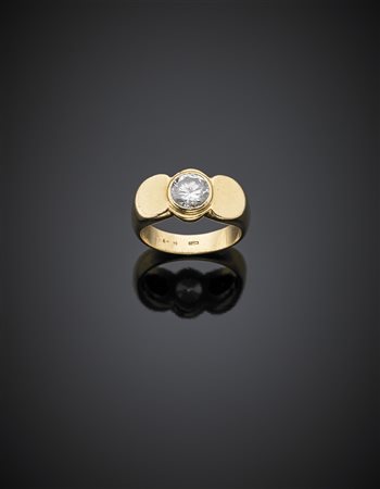 Anello in oro giallo con al centro pietra incolore rotonda, g 9,60 misura...