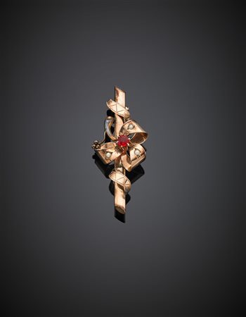 Spilla in oro rosso 500/1000 con paste vitree e piccole perle, g 3,82, lungh....