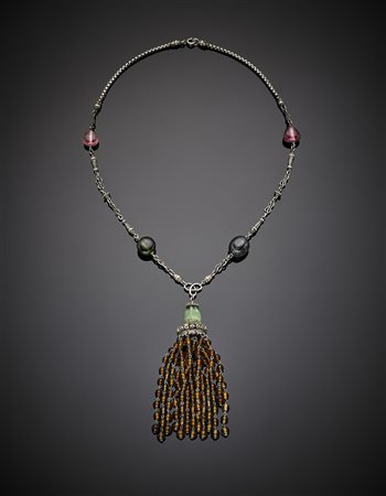 Collana con pendente a nappa in boules di quarzi e tormaline, montata in oro...