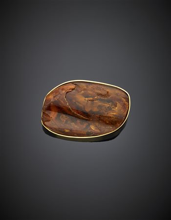 Spilla in oro giallo con ambra irregolare e trasparente, g 20,42, lungh. cm...