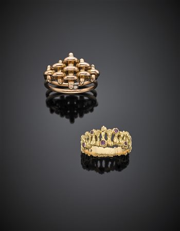 Lotto di due anelli, uno in oro giallo e rubini, l'altro in oro rosso a...