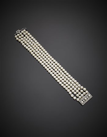 Bracciale con cinque fili di perle coltivate bianco crema e chiusura in oro...