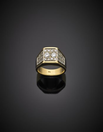 Anello in oro giallo e bianco con pavè di diamanti in riserve sagomate, g...