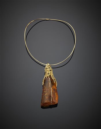 Collier rigido a filo in oro giallo con grande pendente in ambra, lungh....