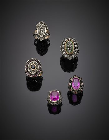 Gruppo di cinque anelli in oro e argento con corindoni sintetici e non,...