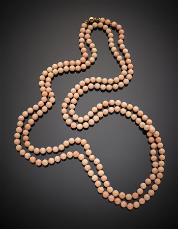 Lunga collana in boule di corallo rosa con chiusura in oro giallo, g 198,77,...