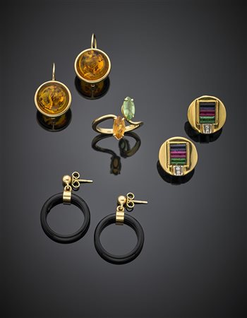 Lotto composto da tre paia di orecchini ed un anello tutto in oro giallo e...
