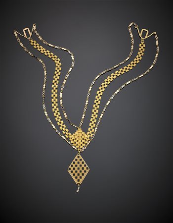 Ornamento per il collo in oro giallo e smalti a tre ordini con centrale...