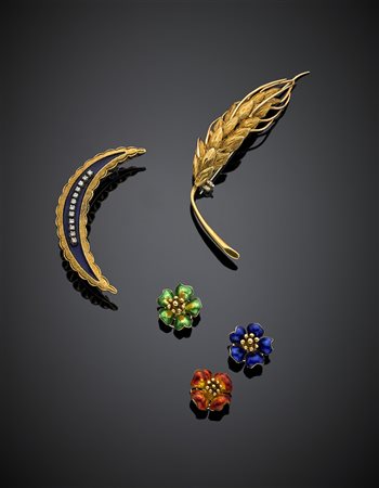 Lotto composta da due spille e tre pins in oro giallo, alcuni rifiniti in...
