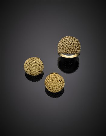 Demi-parure composta da anello ed orecchini in oro giallo con lavorazione...