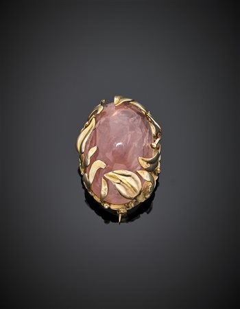 Broche in oro giallo con motivo floreale a tenere un quarzo rosa ovale...