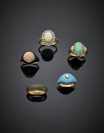 Lotto di cinque anelli in oro giallo e bianco rifiniti con smalti e gemme...