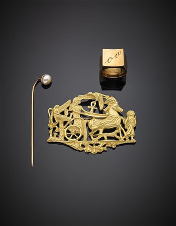 Lotto in oro giallo composto da spillone con perla di coltura, un anello a...