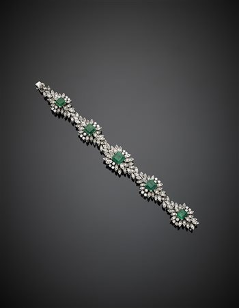 Bracciale a moduli floreali in oro bianco, diamanti rotondi e smeraldi carré,...