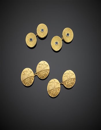 Due paia di gemelli in oro giallo lucido e zigrinato, con gemme azzurre,...