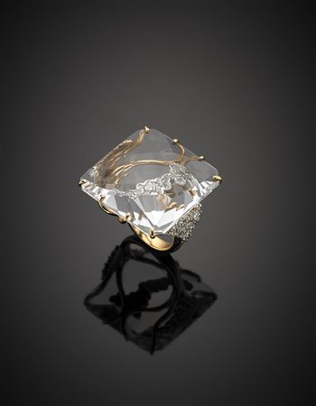 *CASATOAnello in oro giallo, con grande quarzo ialino rifinito in diamanti, g...