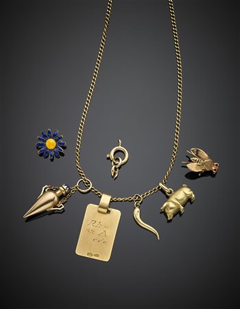 Lotto in oro giallo composto da catenine, spille e charms, complessivi g...