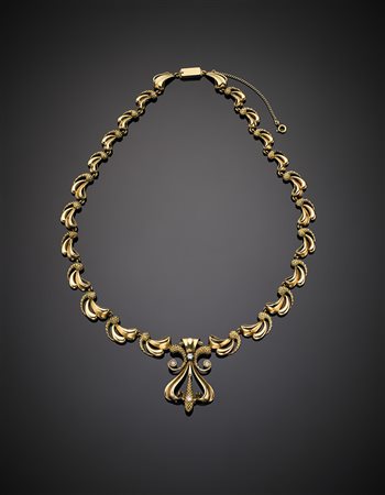 Collier in oro giallo con moduli a volute e spilla/centrale rifinita in...