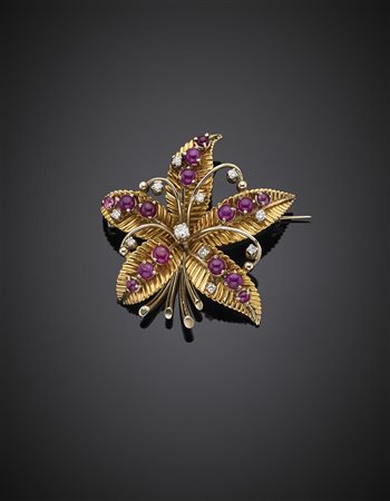Broche a fiore in oro giallo e bianco,con rubini cabochon e diamanti, g...