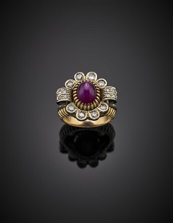 Anello costolato in oro giallo e bianco con rubino stellato ovale cabochon e...
