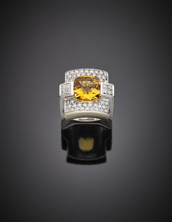 Anello in oro bianco e giallo a forma squadrata con pavè di diamanti rotondi...