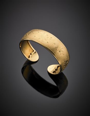 Bracciale rigido alla schiava in oro giallo, lucido, satinato e cesellato, g...