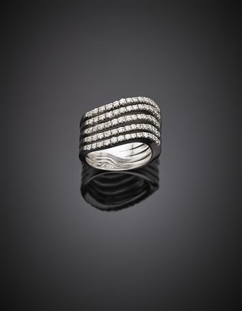 Anello a fascia in oro bianco a più file ondulate di diamanti rotondi, g...