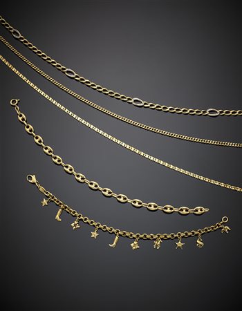 Lotto di tre collane e due bracciali, di cui due catenine con piccoli...