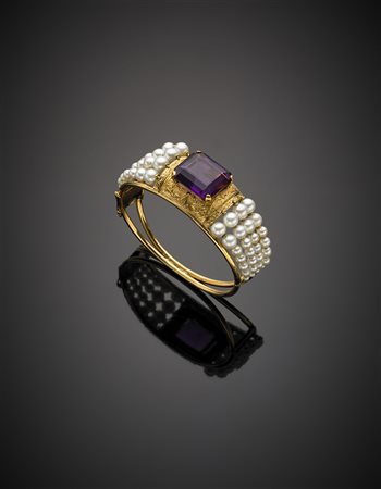 Bracciale rigido in oro giallo con ametista ottagonale e perle a scalare, g...