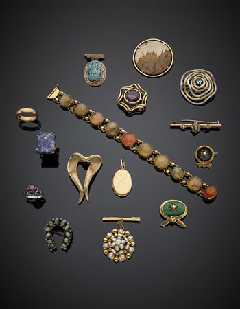 Lotto composto da vari gioielli in oro giallo e rosso pietre dure, due spille...